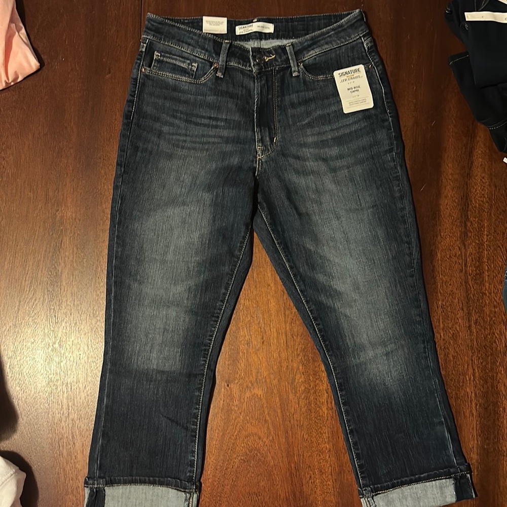 Levi’s Mid Rise Capri Jeans. Dark blue. Cuffed. Signature Gold Size 6 (28). NWT